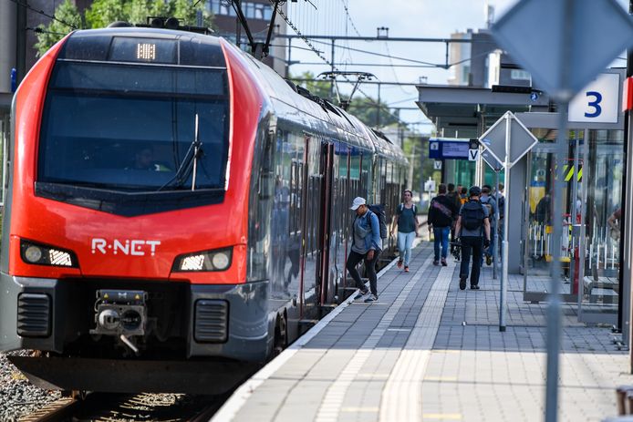 De sprinter staat in Alphen klaar om richting Gouda te rijden.