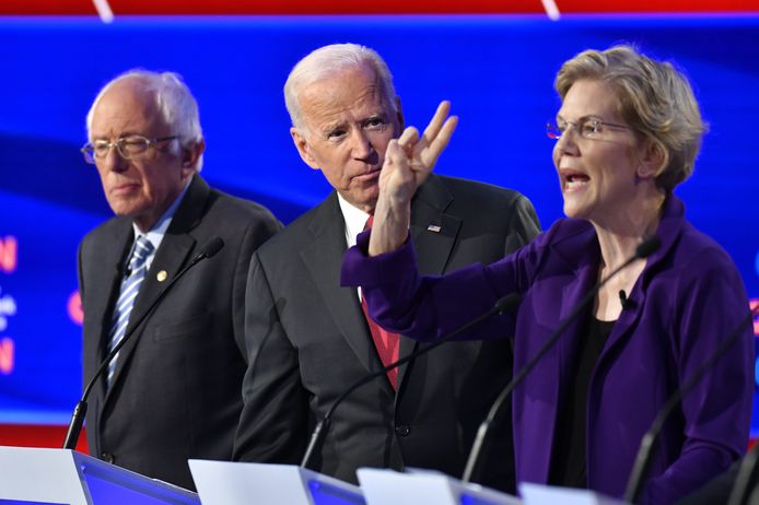 Van links naar rechts: Senator Bernie Sanders, oud-vicepresident Joe Biden en senator Elizabet Warren tijdens een eerder debat tussen de beoogde presidentskandidaten van de Democratische Partij in Ohio (14/10/2019).