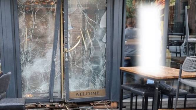 Explosie verwoest deur en portiek van café In The City op Kleine-Gartmanplantsoen