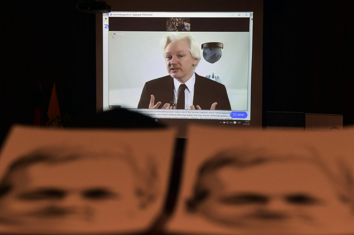 Foto's van Julian Assange. Beeld afp
