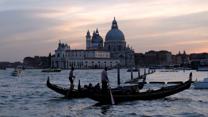 Zo druk in Venetië dat toeristen en inwoners over aparte wandelpaden moeten