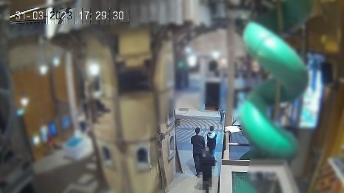 Intratuin Duiven heeft beelden verspreid van de jongeren die de veiligheidsnetten zouden hebben doorgesneden.