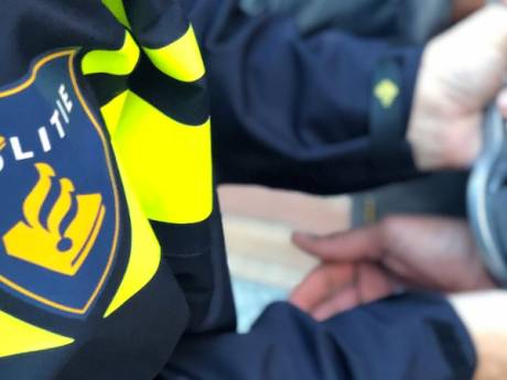 Inzittenden auto betrapt met vuurwapen, politie houdt bestuurder en bijrijder aan