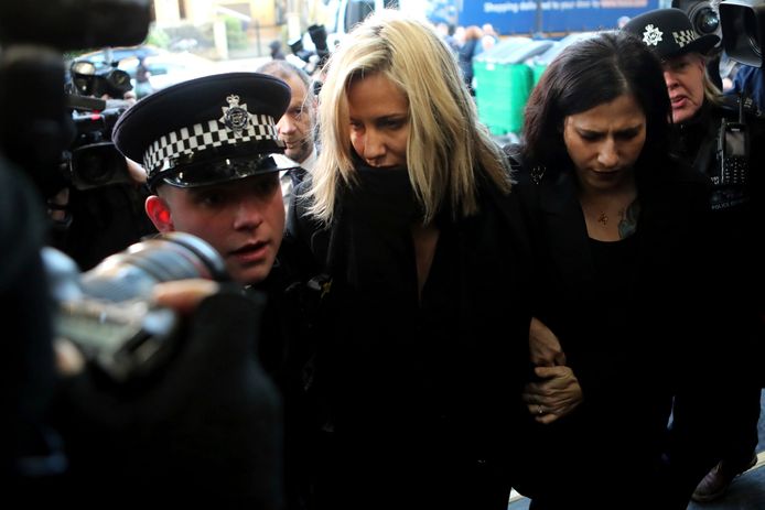 Agenten moesten Caroline Flack eind december 2019 escorteren, toen ze voor een Londense rechtbank moest verschijnen. Ze werd omstuwd door persfotografen.