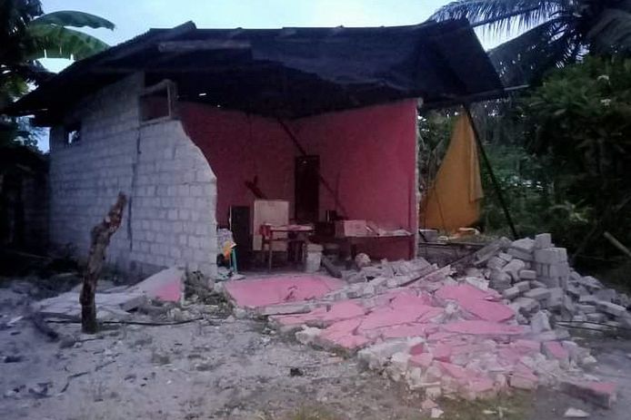 Beeld van vorige week op de Molukken na een aardbeving met een kracht van 7,6. Nu is er dus alweer een zware beving geweest.