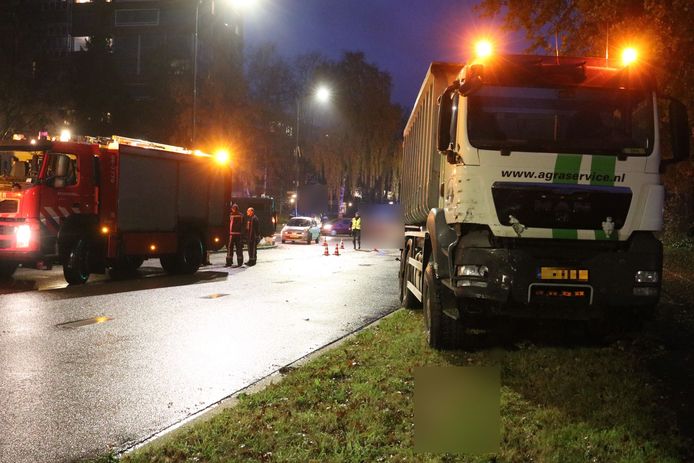 De vrachtwagen is licht beschadigd geraakt.