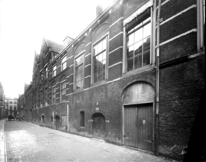 De gevel van de Berckepoort aan de Nieuwstraat is de voorgevel. Een architectonische lintworm. Er zullen in een ver verleden meer puntdaken op het gebouw gestaan hebben. De foto dateert uit de tijd van de sloopplannen in 1910.
