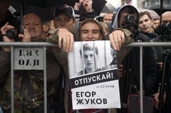 Op de poster staat te lezen dat “Egor Zhukov vrijgelaten moet worden”.