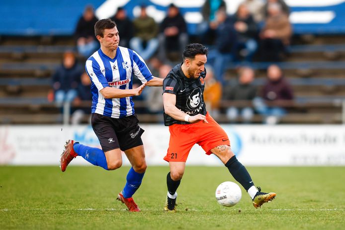 HHC Hardenberg-speler Gersom Klok is Nick Runderkamp van Quick Boys te snel af. De ploegen hielden elkaar in evenwicht (1-1), waardoor HHC nu negen wedstrijden op rij ongeslagen is.