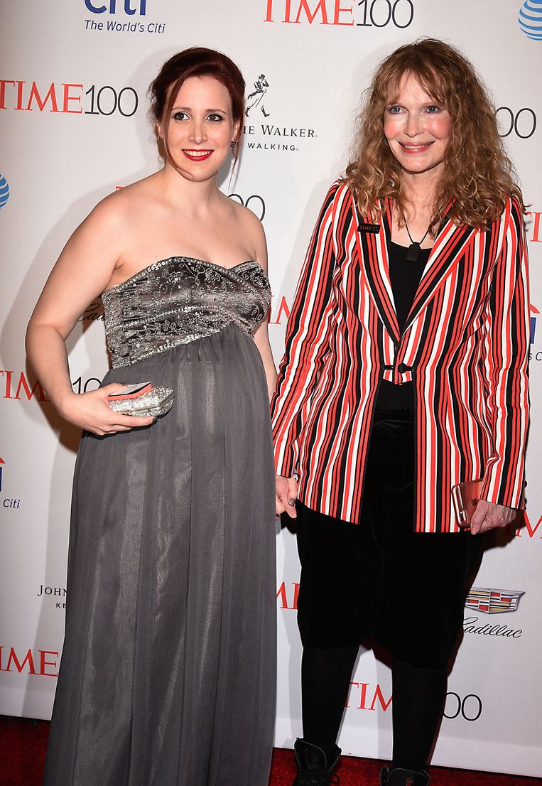 Dylan Farrow (l.)  is de dochter van Allens ex-echtgenote Mia Farrow (r.). Volgens Dylan werd ze aangerand door haar stiefvader. Beeld BELGAIMAGE