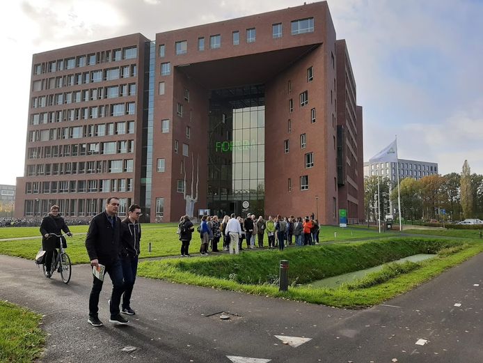 Een groepje aanstaande studenten en hun ouders laten zich informeren bij het Forumgebouw op de Wageningen Campus.