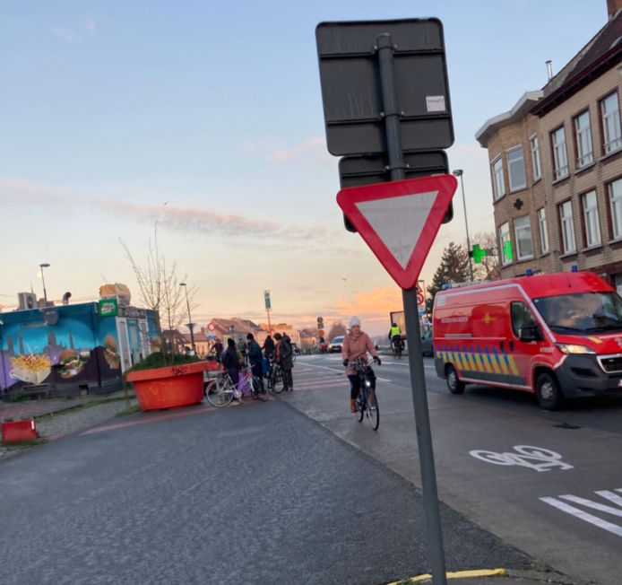 Ook aan de Bargiebrug houden burgers fietsers tegen, wegens levensgevaarlijk