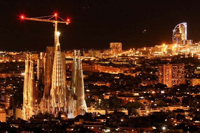 Enorme ster op Sagrada Familia in Barcelona voor het eerst verlicht |  Buitenland | hln.be