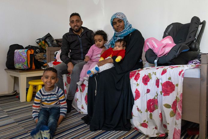 Qusai Abdulati zit met zijn gezin in een veel te kleine woning op de Hambaken.