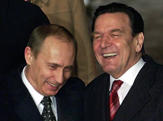 Archiefbeeld van de Russische president Vladimir Poetin en de voormalige Duitse bondskanselier Gerhard Schröder. 