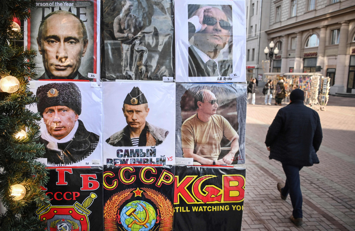 Affiches van de Russische president Vladimir Poetin in Moskou. Beeld AFP