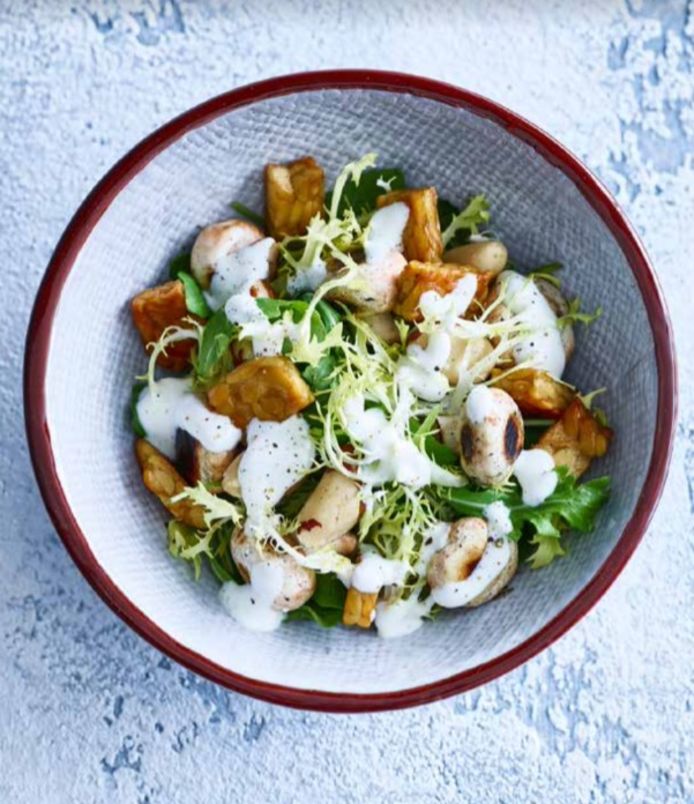 Lunchsalade met geroosterde paddenstoelen.