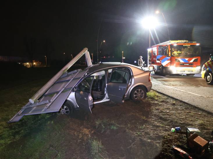 Auto vliegt uit bocht op afrit naar Eindhoven: vrouw ernstig gewond
