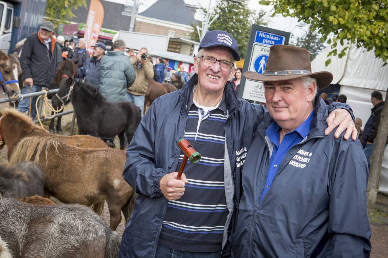 Ceriel Nijhuis (rechts) is voorzitter van de paarden- en ponymarkt in Denekamp.