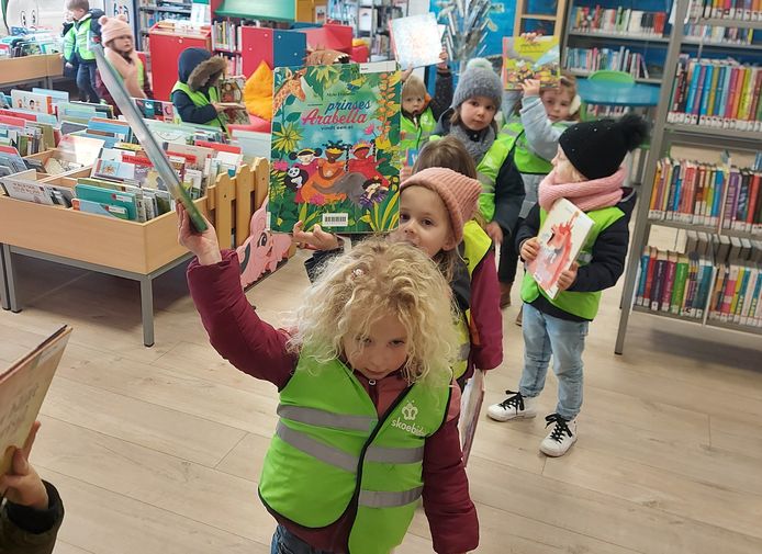 Sint-Lievens-Houtem: De kleuters van BS Hofkouter op bezoek in de bib.