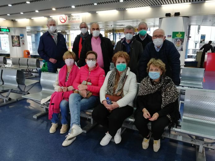 Twentenaren in Hongkong, onder de indruk van de invloed van het coronavirus op het openbare leven.