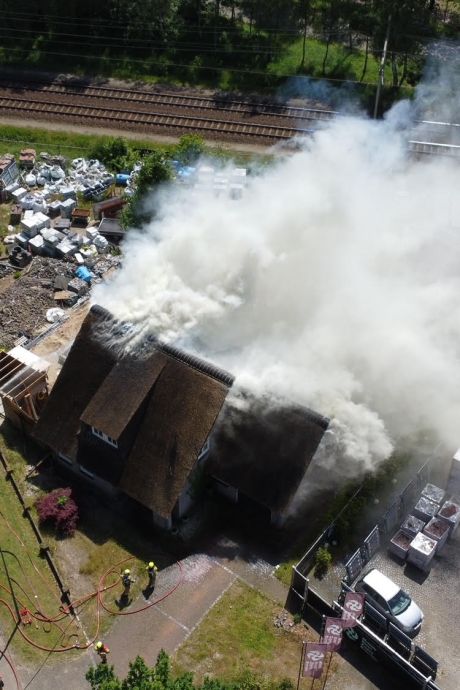 Een brand in een rieten dak is een ‘helse klus’, zegt de brandweer. Hoe kan het veiliger?