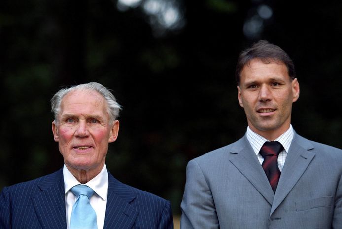 Marco van Basten en Rinus Michels in 2003.