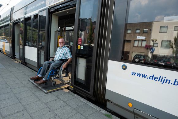 Met Rolstoel Vlotter De Tram Op Antwerpen In De Buurt Hln