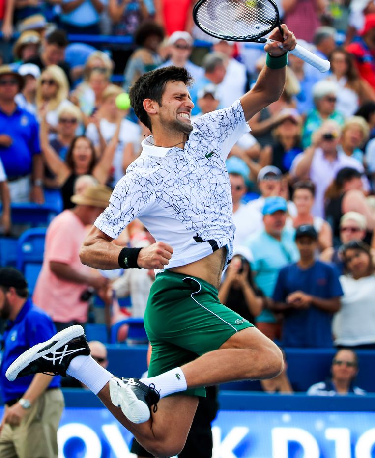 Met een vreugdesprong viert Novak Djokovic zijn overwinning in de finale van Cincinnati, VS. Hij verslaat Roger Federer in twee sets. Beeld EPA