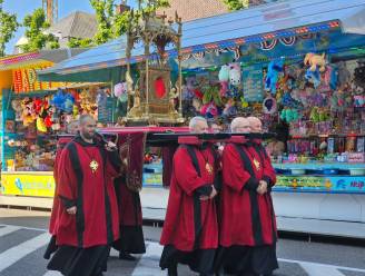 KIJK. Heilig Bloedprocessie onder een stralende hemel