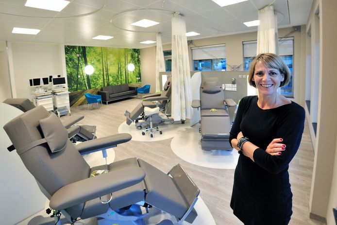 Mariët Raatgever in 2016 bij de opening van het nieuwe Oncologie Centrum van Bravis ziekenhuis in Roosendaal. Focus van de Roosendaalse vestiging ligt op oncologie en planbare orthopedische ingrepen.