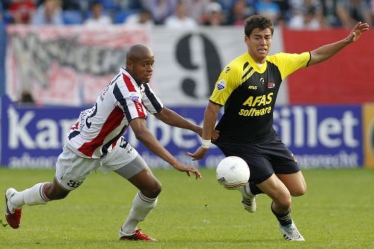 Rangelo Janga van Willem II in duel met AZ-speler Hector Moreno. ANP PRO SHOTS Beeld 