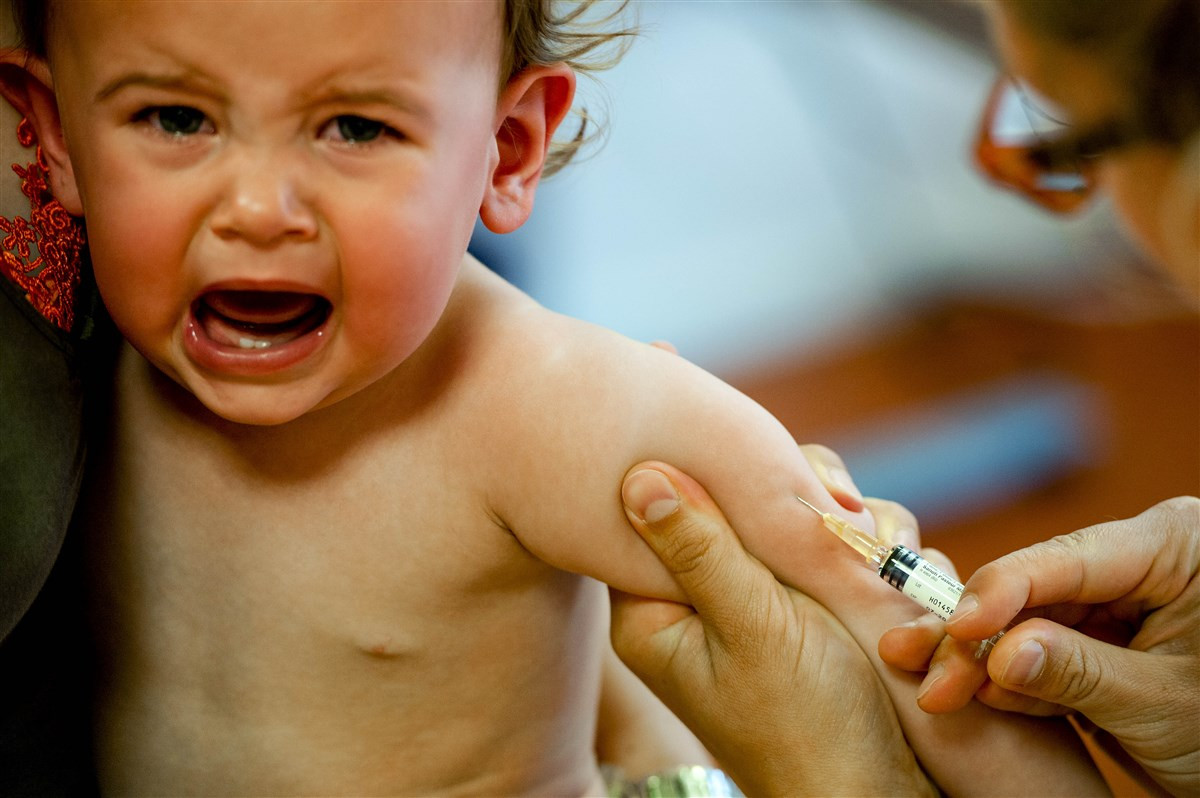 Een meisje wordt ingeënt tegen mazelen.