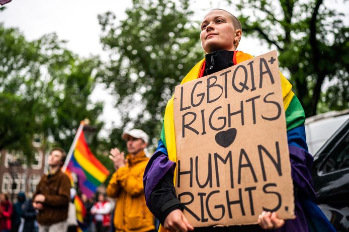 Protest tegen de anti-lhbti-wet van Hongarije bij het Homomonument in Amsterdam