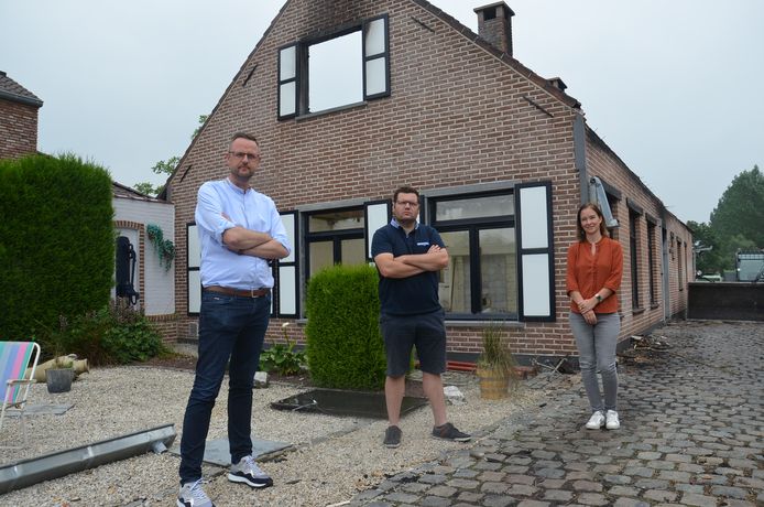 Hans Vandendriessche, Jeroen Wiggeleer en Leen Wijnant uit Denderhoutem zijn samen met de andere buren ‘#AtomSolidair’ gestart voor Raf en Marleen, die hun huis verloren door een brand.