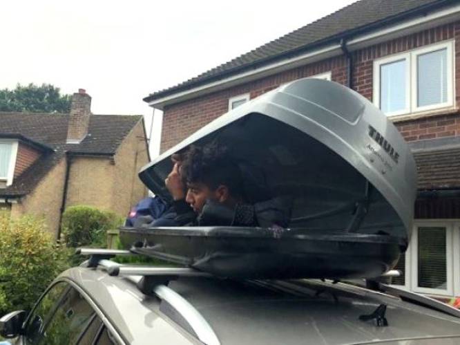 Migrant verstopt zich in dakkoffer en rijdt meer dan 260 kilometer mee met Brits koppel