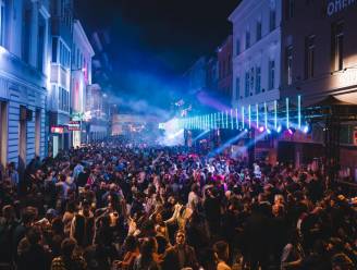 SINKSEN 23. Uitgaansbuurt is nu échte feeststraat, vrijdagavond full house, ook zaterdag en komende dagen gaat party verder