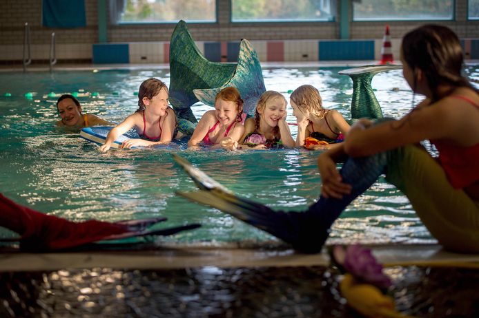 Moet de gemeente Wijchen straks kiezen tussen het open houden van zwembad De Meerval (foto) of het overeind houden van de zorg?