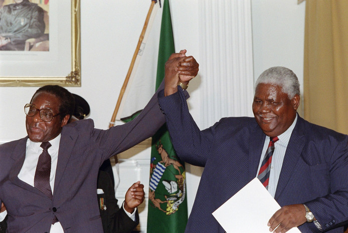 Twee rivalen: Robert Mugabe en Joshua Nkomo die in 1999 overleed.