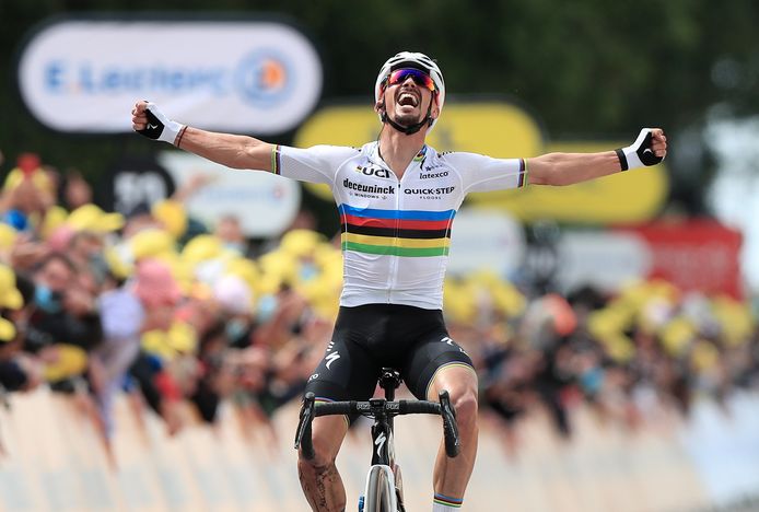 Julian Alaphilippe won de eerste etappe, die over 198 kilometer van Brest naar Landerneau ging.