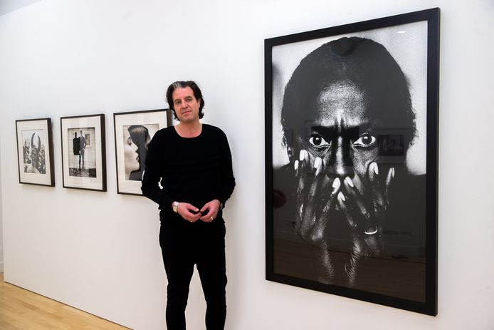 Ralph Keuning in 2016, bij werk van Anton Corbijn.