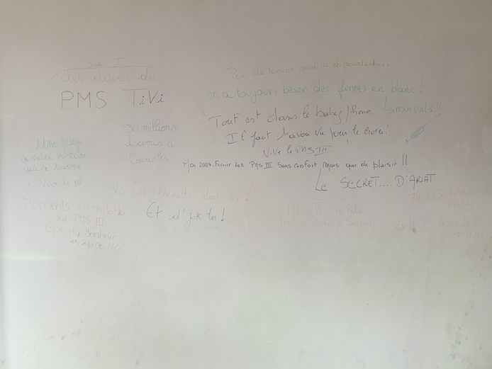 Des anciens élèves de l'école de La Samaritaine (qui a pris le relais de l'école des Estropiés) avaient inscrit des messages sur les murs du bâtiment avant de quitter les lieux.