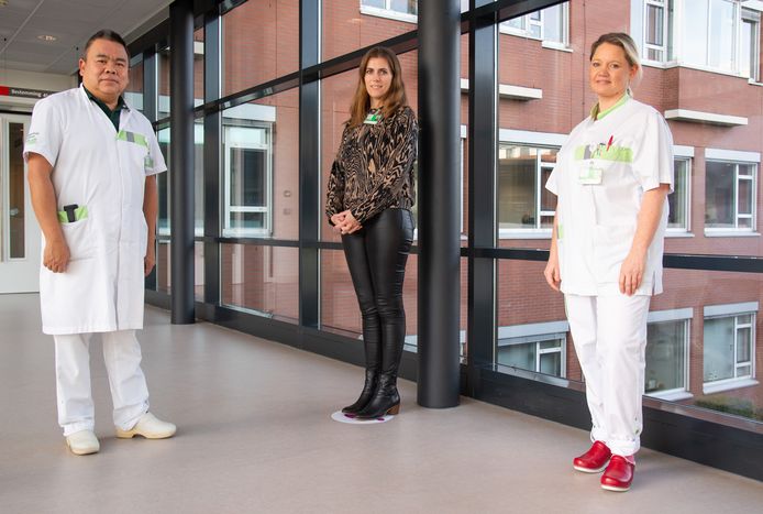 Dave Tjan, Inge den Boer en Suzanne de Bruijn-Verhaagh (van links naar rechts) in het Edese ziekenhuis Gelderse Vallei.