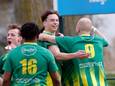 Junior van Esch, zoon van interim-trainer Rob, viert onder anderen samen met Daan Leggedoor (rechts) een van de vijf doelpunten van FC Binnenmaas.