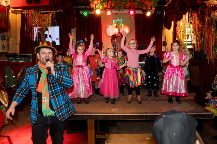 Kindercarnaval in café Bolle op het Piusplein in Tilburg