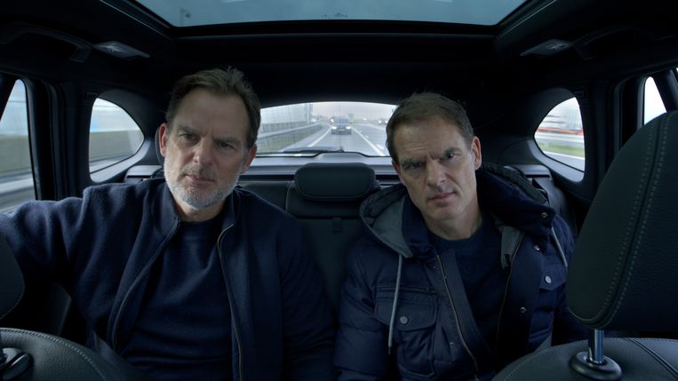 Sorotan film: Percakapan antara Louis van Gaal (di belakang kemudi) dengan saudara Frank dan Ronald de Boer di kursi belakang.  gambar 