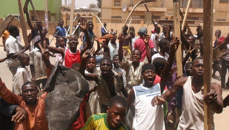 Jongeren zijn de straat op gegaan in Kano, in het noorden van Nigeria. Beeld epa