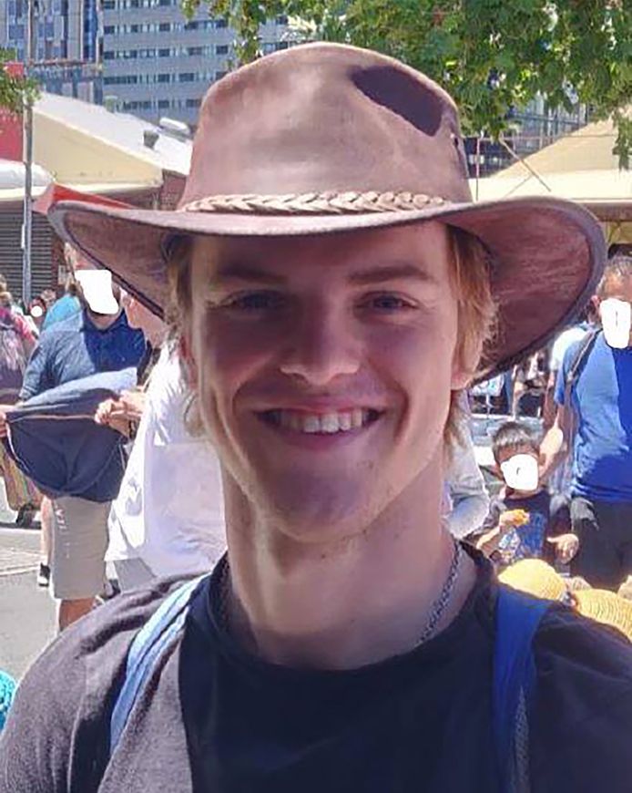 De 18-jarige Théo Hayez verdween na een bezoek aan the Cheeky Monkey's bar in Byron Bay, zo’n 160 kilometer ten zuiden van Brisbane in de deelstaat New South Wales.