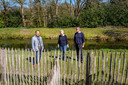 Bewoners van de Jozef Israëlsstraat in Waalwijk zijn tegen de bouw van 2 villa´s en een brug. Op de foto Rop Monster, Woutje de Zeeuw en buurman Usman Santi (links)