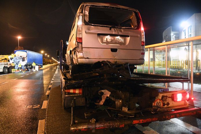 Vrachtwagen rijdt frontaal op takelwagen op de Haachtsesteenweg in Kampenhout.